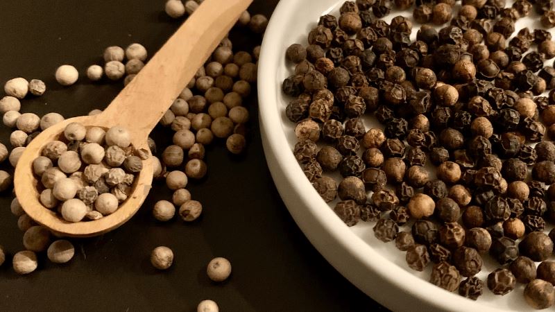 What is the Difference Between Black and White Peppercorns